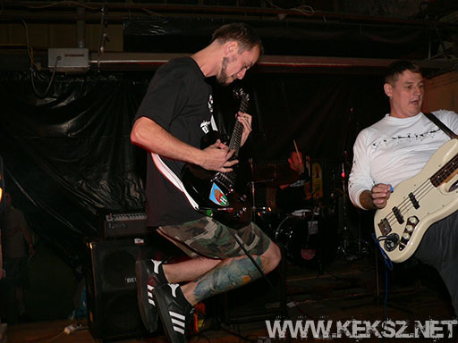 060901-1097-hold_x_true.jpg
