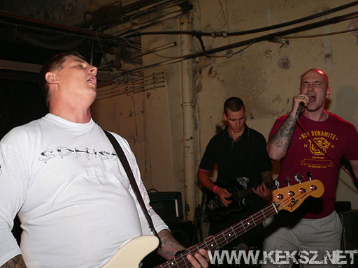 060901-1099-hold_x_true.jpg