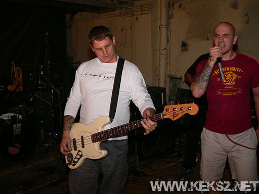 060901-1103-hold_x_true.jpg