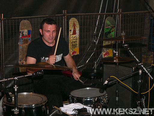 060901-1106-hold_x_true.jpg