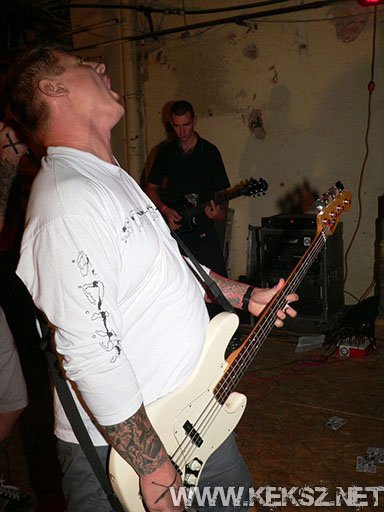 060901-1118-hold_x_true.jpg