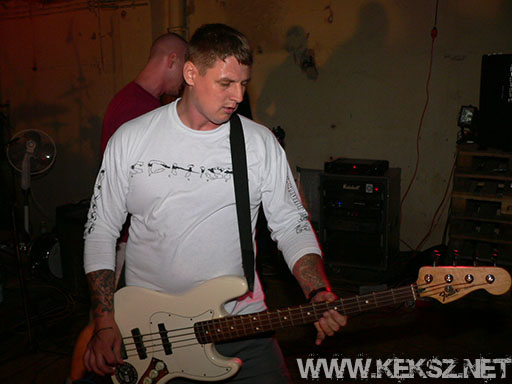 060901-1120-hold_x_true.jpg