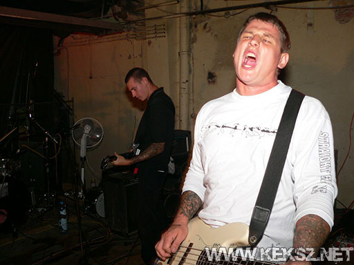 060901-1122-hold_x_true.jpg