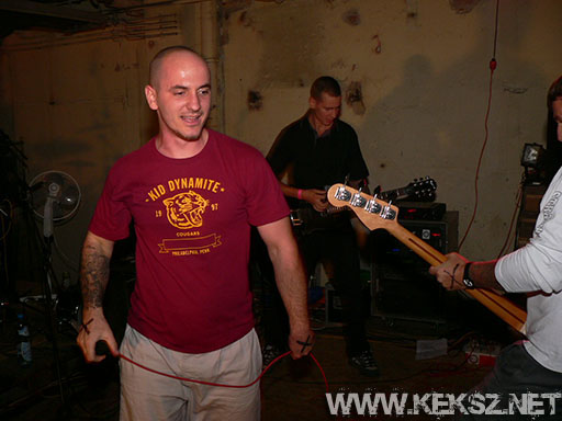 060901-1124-hold_x_true.jpg