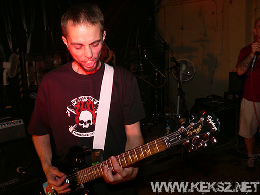 060901-1128-hold_x_true.jpg
