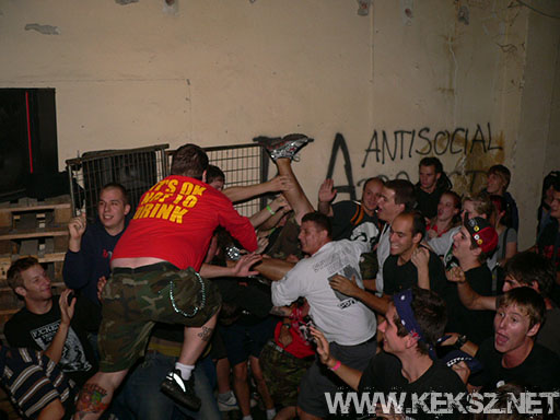 060901-1130-hold_x_true.jpg