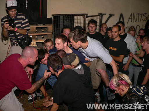 060901-1142-hold_x_true.jpg