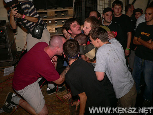 060901-1143-hold_x_true.jpg