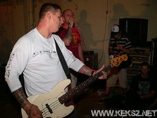 060901-1148-hold_x_true.jpg