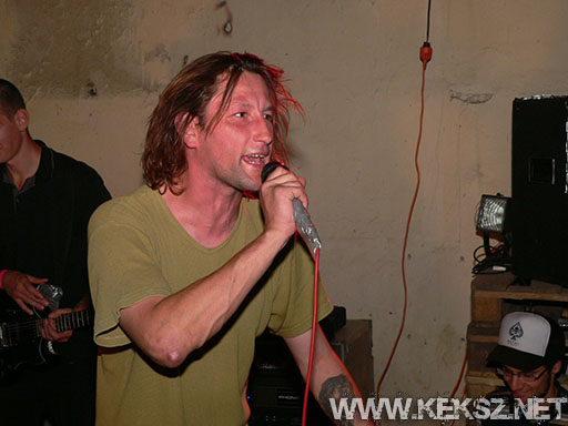 060901-1149-hold_x_true.jpg
