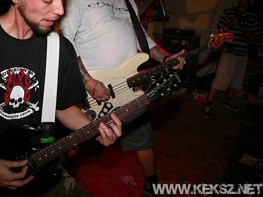 060901-1163-hold_x_true.jpg