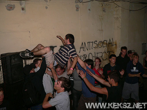 060901-1175-hold_x_true.jpg